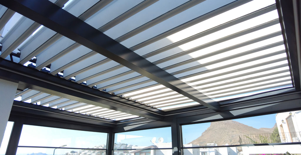 Illustration isométrique d'une pergola bioclimatique avec lames orientables en aluminium anthracite, intégrée à une terrasse contemporaine en bois